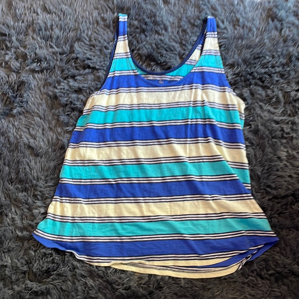 Large tank top it has a flow at the bottom not tight